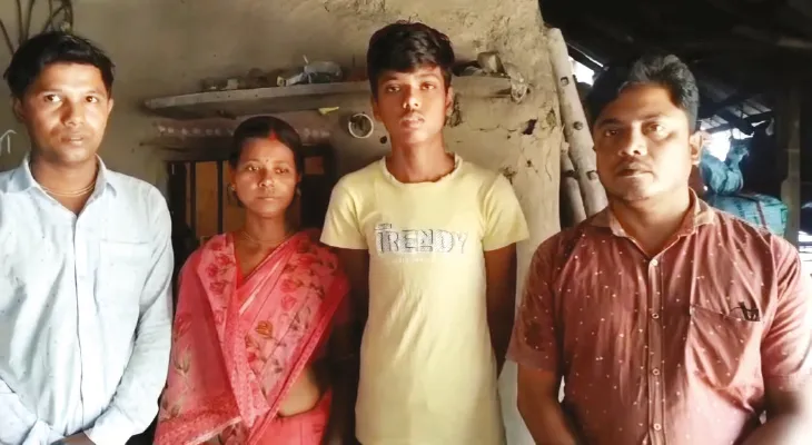 ছেলেকে কীভাবে উচ্চ মাধ্যমিক পড়াবেন, চিন্তায় শয্যাশায়ী বাবা , দারিদ্র্যকে হারিয়ে স্বপ্ন ছোঁয়ার জেদ রাকেশের
