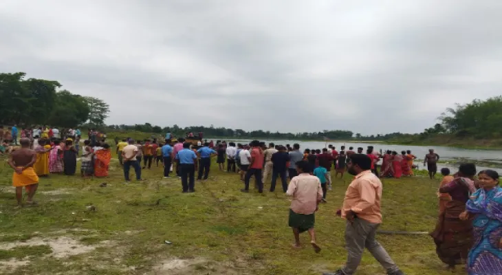 মর্মান্তিক! কাগজের প্রতিমা নিরঞ্জন করতে  নেমে আত্রেয়ী নদীতে তলিয়ে মৃত দুই শিশু