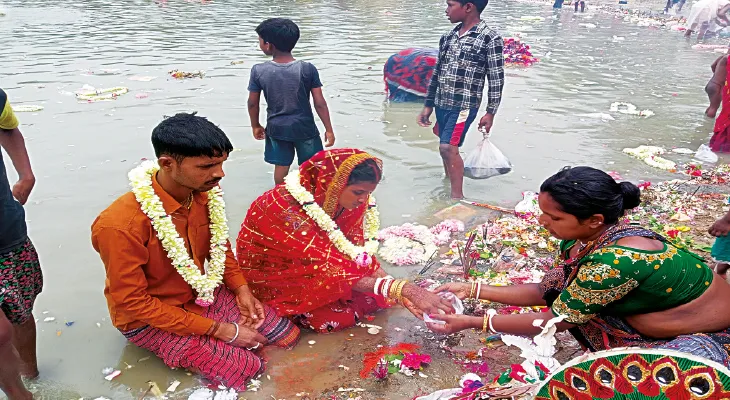 পরম্পরা মেনে নারায়ণপুর দেবকুণ্ডে বিয়ের ফুল,মালা ভাসালেন নবদম্পতিরা