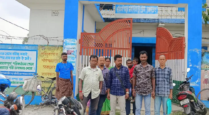 তৃণমূলের গ্রাম প্রধানের বিরুদ্ধে ত্রাণের ত্রিপল চুরির অভিযোগ