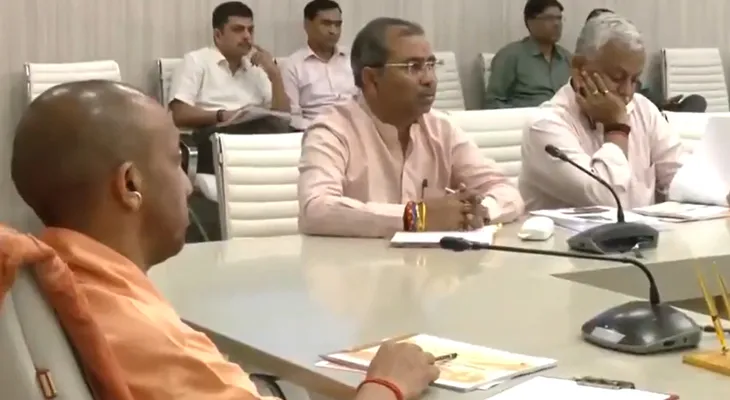লখনউতে রাজ্যের মন্ত্রীদের সঙ্গে জরুরি বৈঠকে উত্তরপ্রদেশের মুখ্যমন্ত্রী যোগী আদিত্যনাথ