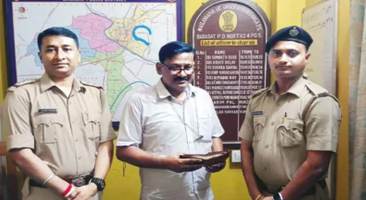 অভিযোগের চার ঘণ্টার মধ্যে মানিব্যাগ, নথি ফেরাল পুলিস