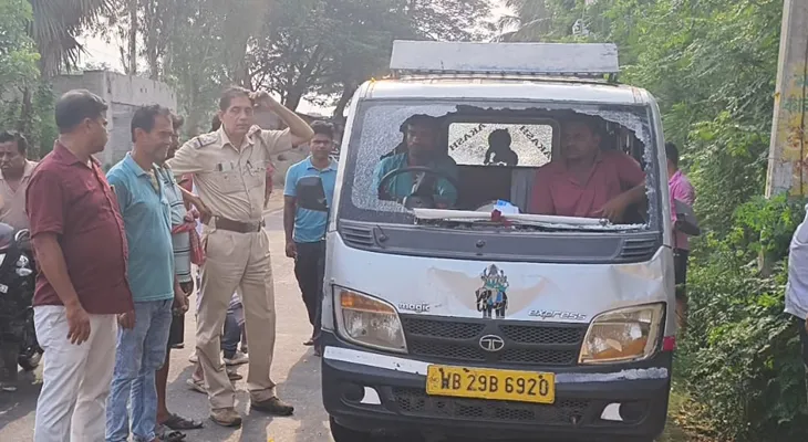 স্কুলের পুলকারের ধাক্কায় পথচারীর মৃত্যু, জনতার প্রহারে আশঙ্কাজনক গাড়ির চালক
