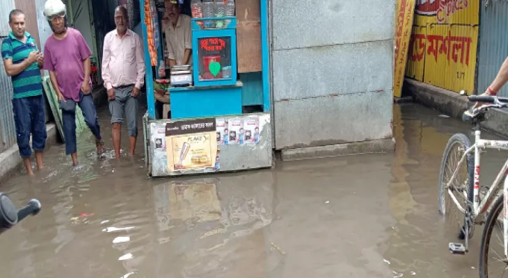 বেহাল নিকাশি, বৃষ্টিতে জল থইথই দিনবাজারে