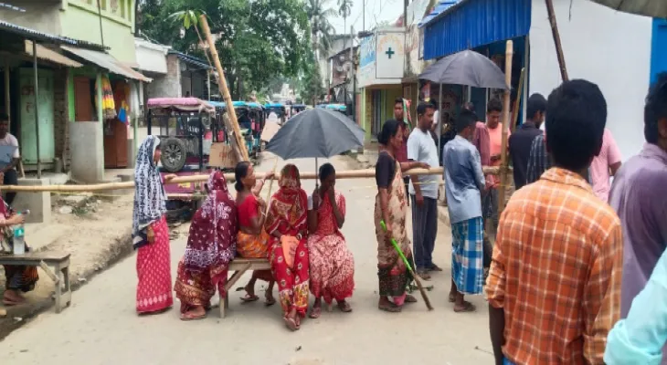পাকা রাস্তার দাবিতে ভিকাহারে চারঘণ্টা রাজ্যসড়ক অবরোধ
