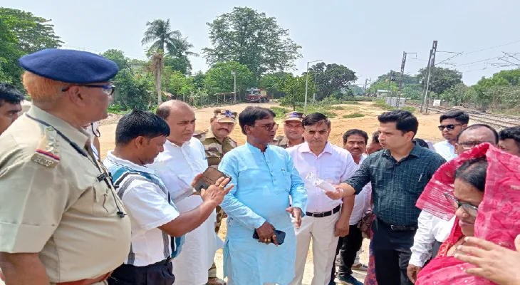 মালদহ কোর্ট স্টেশনে নিম্নমানের কাজের অভিযোগ বিধায়কের সঙ্গে তর্ক ইঞ্জিনিয়ারের