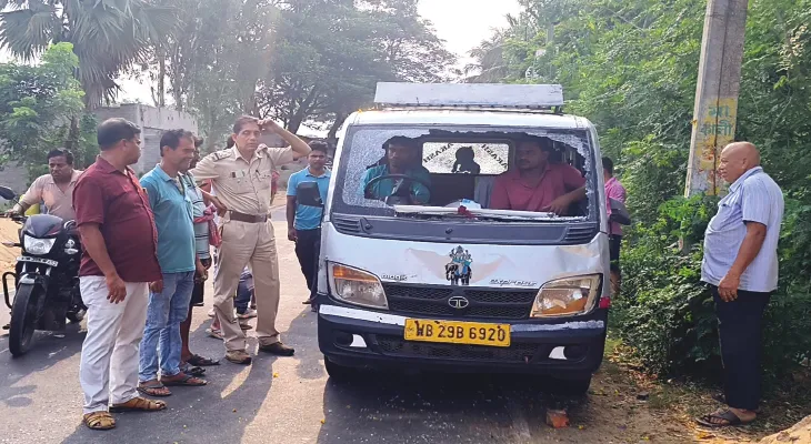 মহিষাদলে পুলকারের ধাক্কায় পথচারীর মৃত্যু, রক্ষা পড়ুয়াদের