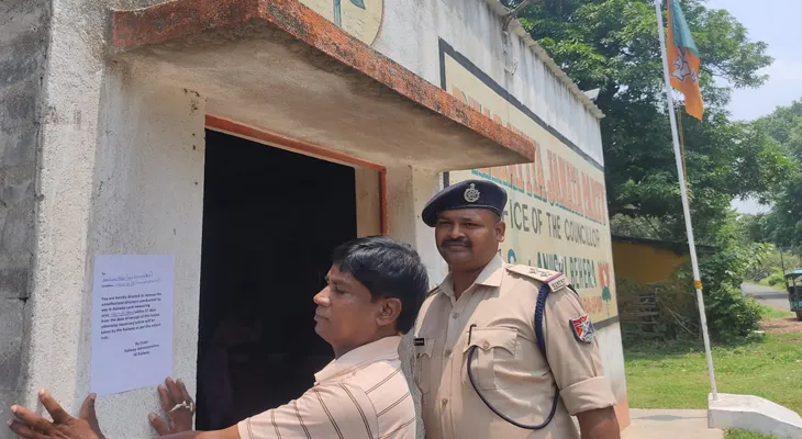 খড়্গপুরে রেলের জমিতে গড়ে ওঠা তৃণমূল ও বিজেপির পার্টি অফিস সরানোর নোটিস
