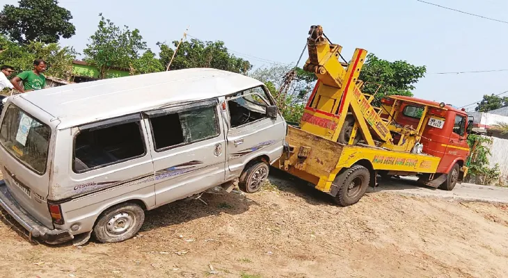 গোঘাটে পুলকার দুর্ঘটনায় জখম অন্তত ১০ জন পড়ুয়া