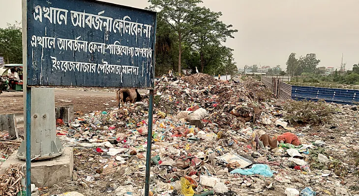 পরিবেশ দপ্তরের অফিসের পাশেই জমছে পুরসভার আবর্জনা, বিতর্ক