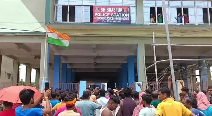 নৈহাটিতে কিশোরকে পিটিয়ে খুন: অভিযুক্তের আম বাগানের ভাটিখানায় আগুন, ঘেরাও থানা