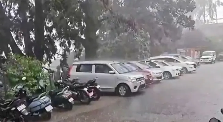 তামিলনাড়ুর উটিতে ব্যাপক বৃষ্টি, জলমগ্ন একাধিক রাস্তা