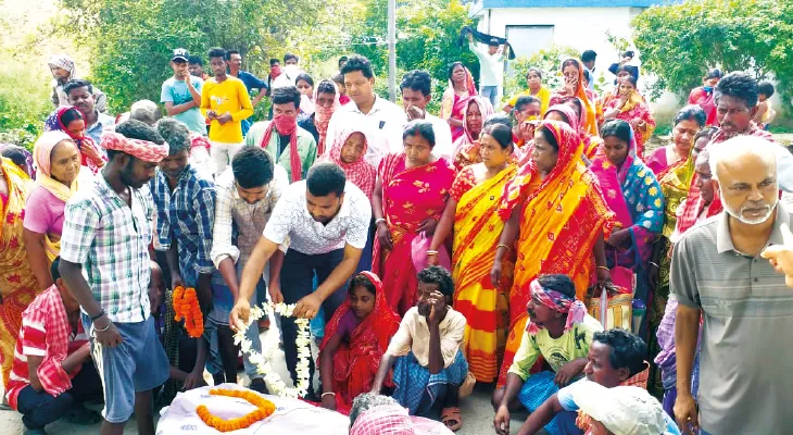 মৃত বৃদ্ধার শেষকৃত্যের সমস্ত ভার নিলেন মুসলিম পড়শিরা