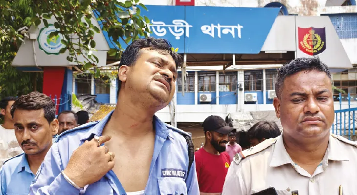 শিক্ষকের দাদাগিরি! কর্তব্যরত সিভিক ভলান্টিয়ারকে মারধর