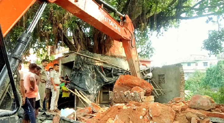 রাস্তার পাশে অবৈধ নির্মাণ ভাঙল পুরসভা
