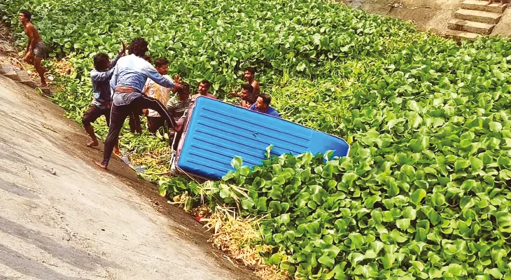 কান্দিতে ৭ খুদে পড়ুয়া নিয়ে নয়ানজুলিতে পড়ল টোটো