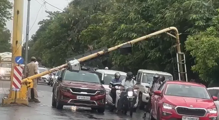 শনিবার নয়ডাতে ব্যাপক ঝড়-বৃষ্টি