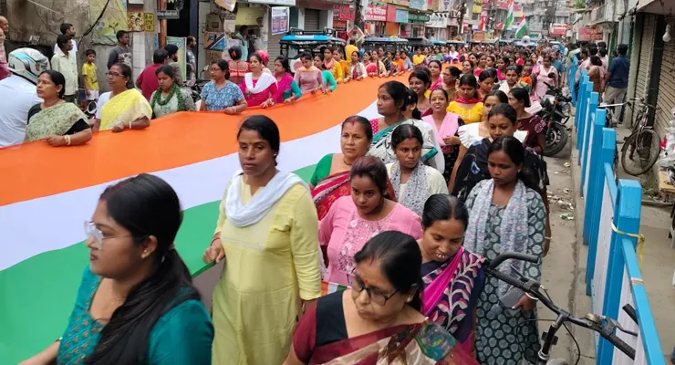 ভারতীয় সেনাবাহিনীকে কুর্নিশ ও কৃতজ্ঞতা জানাতে বালুরঘাট শহরে তৃণমূলের মিছিল