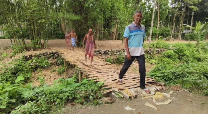 ৫ বছর আগে ভেঙেছে ব্রিজ, ভরসা স্বেচ্ছাশ্রমে তৈরি সাঁকো