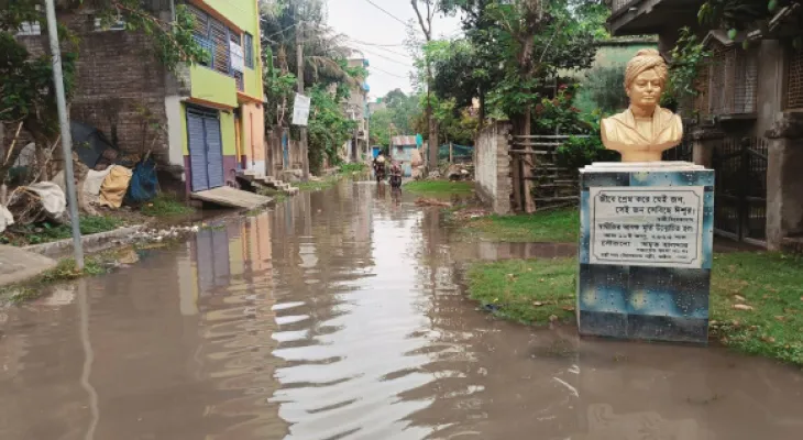 ১৫ মিনিটের বৃষ্টিতে জলবন্দি ৬০ টি পরিবার
