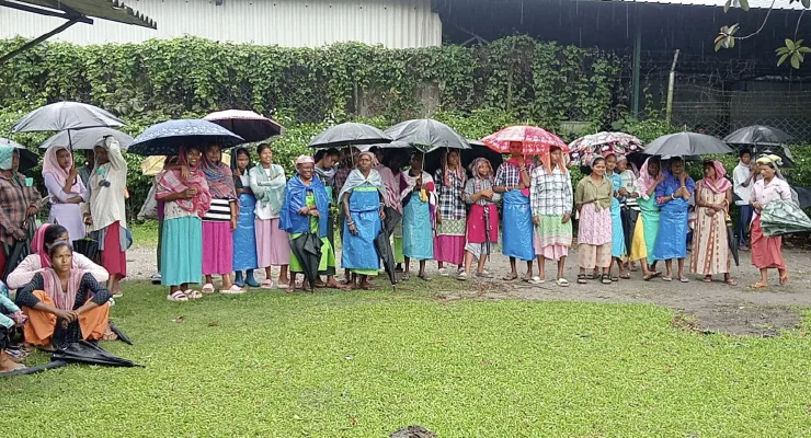 ঘর সংস্কার হয়নি, বকেয়া গ্র্যাচুইটি করলাভ্যালি চা বাগানে গেট মিটিং