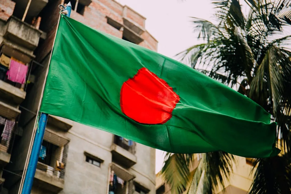 উপস্থাপিকাকে না সরালে অফিসে  আগুন দেব, হুমকি মৌলবাদীদের