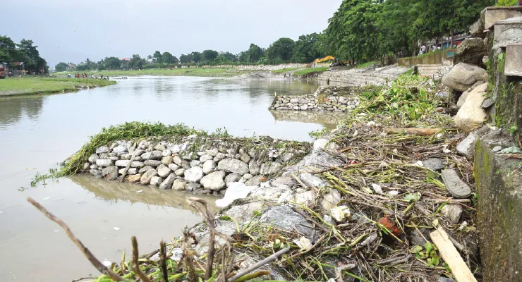 পাহাড়ে ধসে ক্ষতিগ্রস্ত বাড়ি, শিলিগুড়িতে মহানন্দার জল বাড়ায় থমকে পাড় বাঁধানো