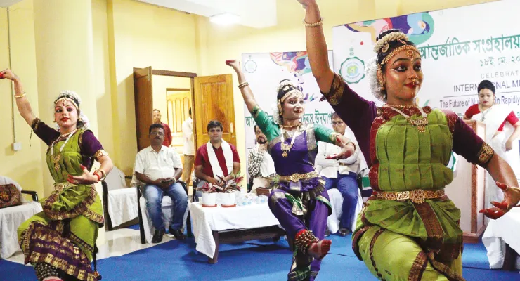 কর্ণজোড়ায় জেলা সংগ্রহালয় সাজছে নানা মুখোশ ও টেরাকোটার শিল্পকর্মে