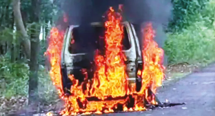 রাস্তার উপরই দাউদাউ করে জ্বলছে মারুতি ভ্যান, চাঞ্চল্য