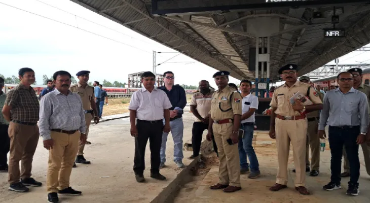 বালুরঘাট রেল স্টেশন পরিদর্শন, নিম্নমানের কাজের অভিযোগ খতিয়ে দেখলেন ডিআরএম