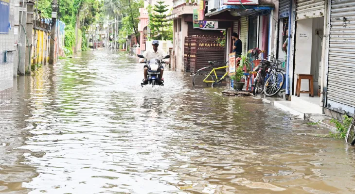 জ্যৈষ্ঠের বৃষ্টিতে জলমগ্ন রায়গঞ্জ ও কালিয়াগঞ্জ