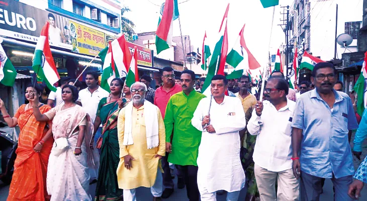 খড়্গপুরে সেনাবাহিনীকে সম্মান জানিয়ে তৃণমূলের বিশাল মিছিল