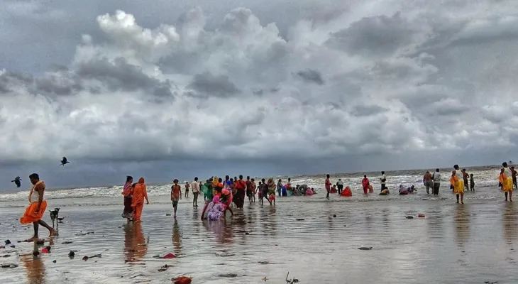 ইটের টুকরো ছড়িয়ে পড়েছে চারদিকে, এক নম্বর বিচে পুণ্যার্থীদের স্নান বন্ধ
