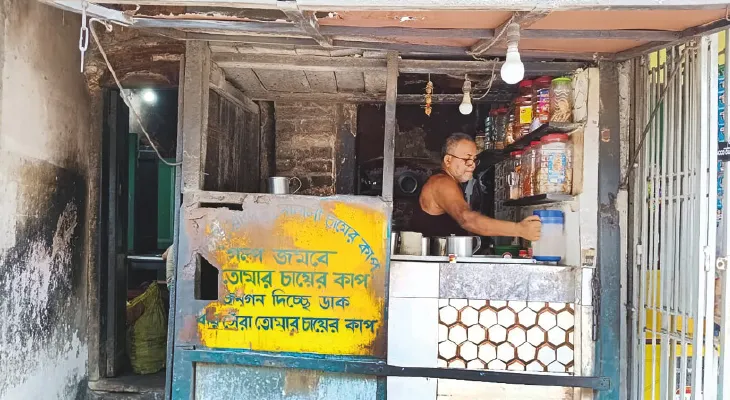 আজ বিশ্ব চা দিবস: লক্ষ্মীনারায়ণ কেবিনে থমকে আছে ঘড়ির কাঁটা, বাগবাজারে এখনও দু’টাকায় এক কাপ চা