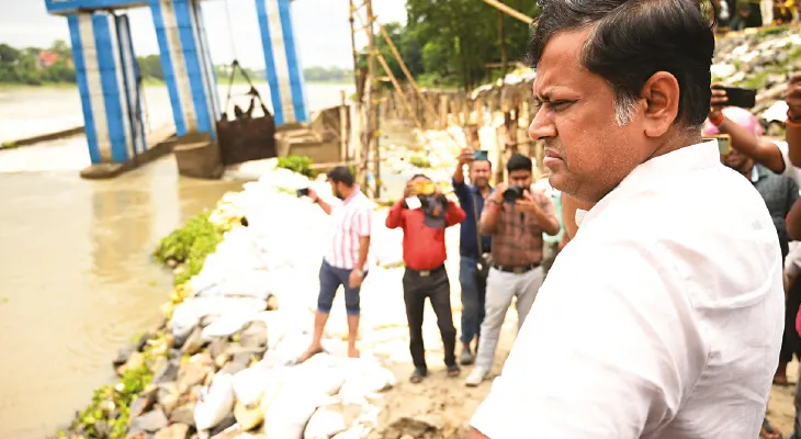 আচমকা জল বাড়ল আত্রেয়ীর, ফের ভেঙে গেল ৩২ কোটির বাঁধ