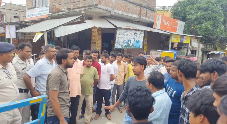 বেহাল রাস্তায় ভোগান্তি ইটাহারের উত্তরপাড়ার বাসিন্দাদের, সংস্কারের দাবিতে অবরোধ