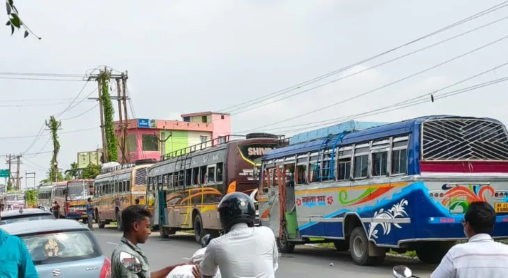 কালনা-বর্ধমান-নবদ্বীপ রুটে বাস ধর্মঘট, সমস্যায় যাত্রীরা