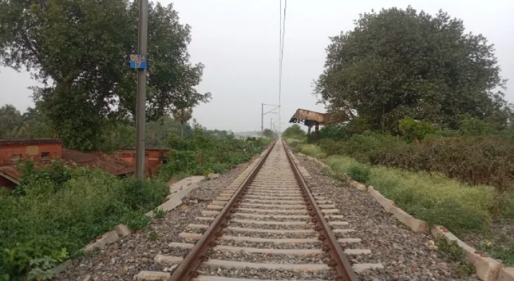 আগাছায় ঢেকেছে বুলবুলচণ্ডী রেল স্টেশন, মাদকাসক্তদের আড্ডা