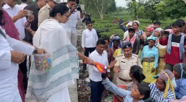 বাগডোগরার পথে চা বাগানে হাজির মমতা, শ্রমিকদের সঙ্গে বললেন কথা