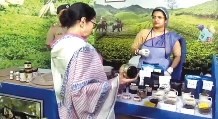 স্টলে এসে চা কিনেছেন মমতা, আপ্লুত ‘চা কন্যা’