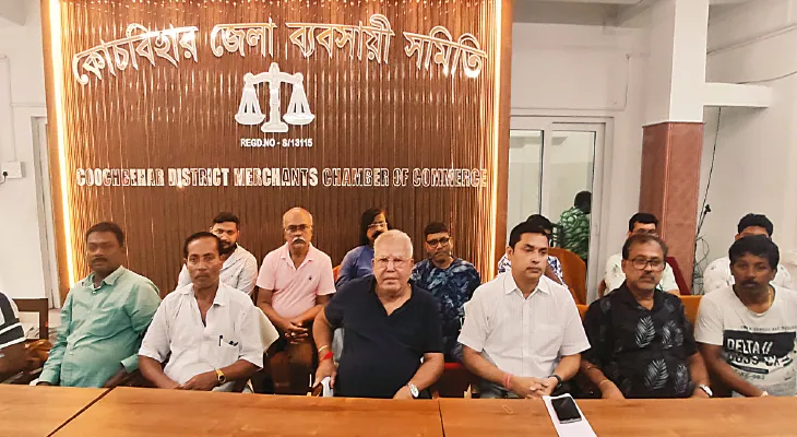 ফাইল নিয়ে উত্তরকন্যায় মুখ্যমন্ত্রীর সামনে রবির দাবি, ‘ওঁরা মিথ্যা বলছে’