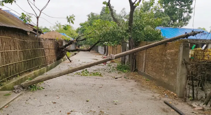 ঝড়বৃষ্টিতে ভাঙল ২০৩ বিদ্যুতের খুঁটি,  বিকল ১১২টি ট্রান্সফরমার