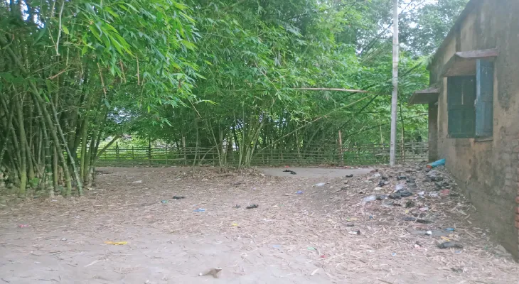 রাস্তা নেই, অন্যের জমি দিয়ে যাতায়াত দরিয়াপুর কলোনির ৩২টি পরিবার ব্যাপক সমস্যায়