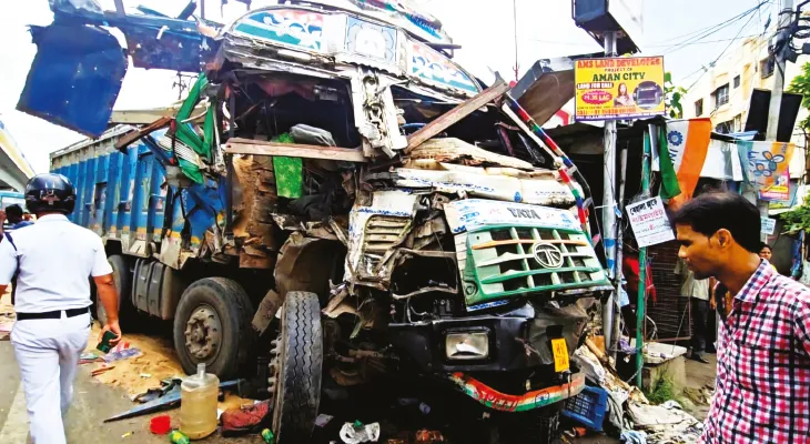 ফের ঠাকুরপুকুরে দুর্ঘটনা, নিয়ন্ত্রণ হারিয়ে দোকানে ঢুকল আস্ত লরি