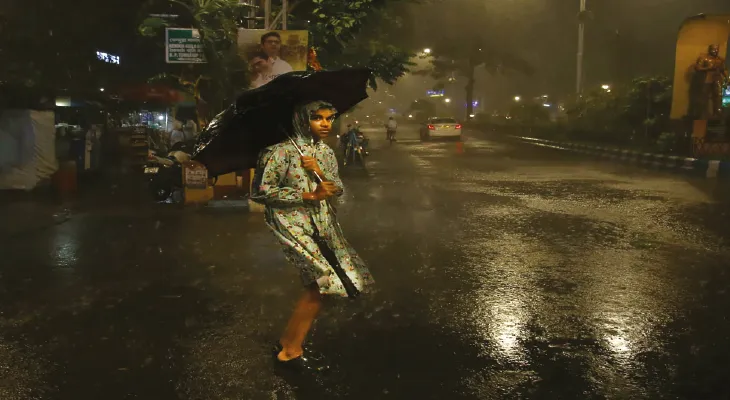 ব্যাপক ঝড়বৃষ্টিতে বিপর্যস্ত জনজীবন