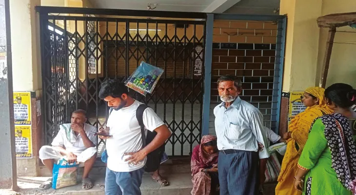 বারুইপুর স্টেশনের ৪ নম্বর প্ল্যাটফর্মে খোলা  মাত্র একটি কাউন্টার, বন্ধ সকাল ১০টাতেই