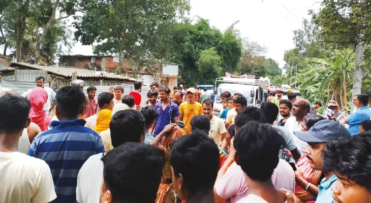পানীয় জলের দাবিতে অবরোধ তপন-গঙ্গারামপুর রাজ্য সড়কে