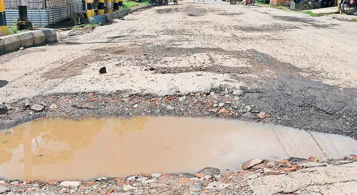ইসলামপুরের রামগঞ্জ বাজার এলাকার প্রধান রাস্তা বেহাল