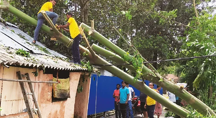 বার্নিশে ঝড়ে ৫০টির বেশি বাড়ি ক্ষতিগ্রস্ত, গাছ পড়ে জখম বৃদ্ধা
