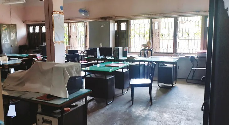 অজানা কারণে হঠাৎ ফাঁকা ডিএম অফিস, ভরদুপুরে কোচবিহার শহরে তোলপাড়